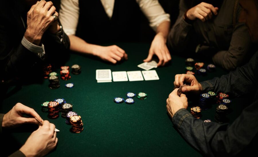 Le poker en ligne et la psychologie du joueur : L’importance de la lecture des adversaires